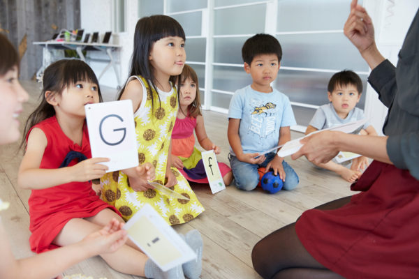 「考ラボ」は詰込みの暗記や解答テクニックを身につけるのではなく、自分らしく社会の中で生きていくために不可欠な思考力、試行錯誤、表現力、想像力など「総合的な生きる力」を育む場所です。